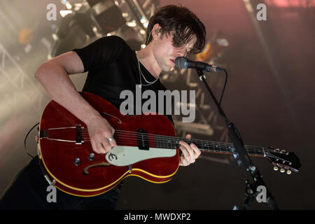 James Bay si esibisce dal vivo sul palco dell'O2 Academy a Sheffield, Regno Unito, 1 giugno 2018. Foto Stock