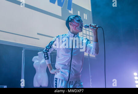 Lo spagnolo nuova musica relevation Chenta Tsai aka. "Puto Chino Maricón" eseguita in apertura di questa edizione del festival "Princesas y Darthvaders" (Princeses e Darthvaders) a La Casa Encendida di Madrid, che celebra la cultura queer e diritti LGTB. Credito: Lora Grigorova/Alamy Live News Foto Stock