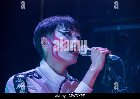 Lo spagnolo nuova musica relevation Chenta Tsai aka. "Puto Chino Maricón" eseguita in apertura di questa edizione del festival "Princesas y Darthvaders" (Princeses e Darthvaders) a La Casa Encendida di Madrid, che celebra la cultura queer e diritti LGTB. Credito: Lora Grigorova/Alamy Live News Foto Stock