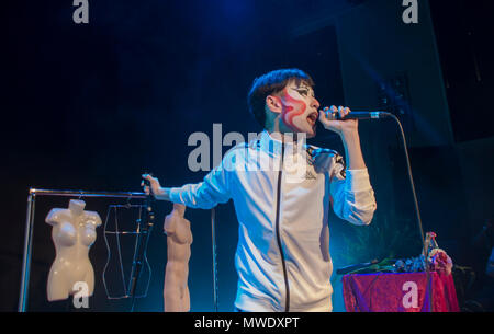 Lo spagnolo nuova musica relevation Chenta Tsai aka. "Puto Chino Maricón" eseguita in apertura di questa edizione del festival "Princesas y Darthvaders" (Princeses e Darthvaders) a La Casa Encendida di Madrid, che celebra la cultura queer e diritti LGTB. Credito: Lora Grigorova/Alamy Live News Foto Stock