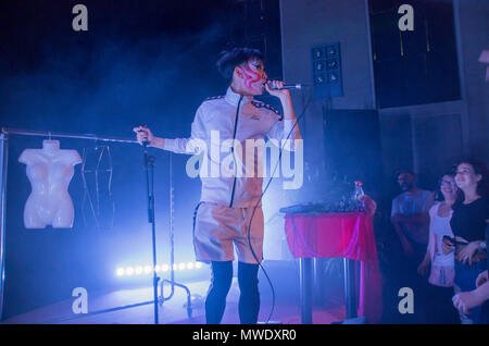 Lo spagnolo nuova musica relevation Chenta Tsai aka. "Puto Chino Maricón" eseguita in apertura di questa edizione del festival "Princesas y Darthvaders" (Princeses e Darthvaders) a La Casa Encendida di Madrid, che celebra la cultura queer e diritti LGTB. Credito: Lora Grigorova/Alamy Live News Foto Stock