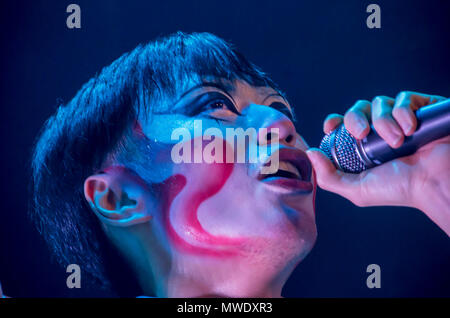 Lo spagnolo nuova musica relevation Chenta Tsai aka. "Puto Chino Maricón" eseguita in apertura di questa edizione del festival "Princesas y Darthvaders" (Princeses e Darthvaders) a La Casa Encendida di Madrid, che celebra la cultura queer e diritti LGTB. Credito: Lora Grigorova/Alamy Live News Foto Stock