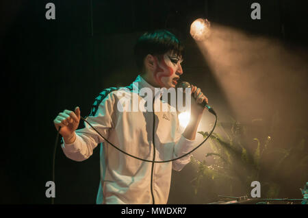Lo spagnolo nuova musica relevation Chenta Tsai aka. "Puto Chino Maricón" eseguita in apertura di questa edizione del festival "Princesas y Darthvaders" (Princeses e Darthvaders) a La Casa Encendida di Madrid, che celebra la cultura queer e diritti LGTB. Credito: Lora Grigorova/Alamy Live News Foto Stock