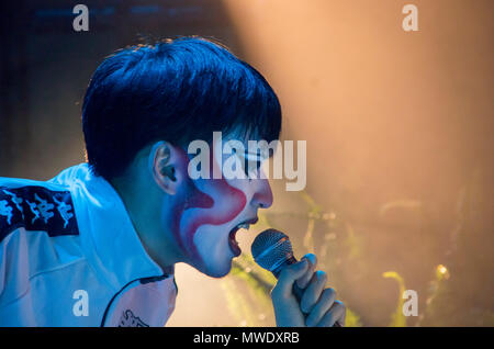 Lo spagnolo nuova musica relevation Chenta Tsai aka. "Puto Chino Maricón" eseguita in apertura di questa edizione del festival "Princesas y Darthvaders" (Princeses e Darthvaders) a La Casa Encendida di Madrid, che celebra la cultura queer e diritti LGTB. Credito: Lora Grigorova/Alamy Live News Foto Stock