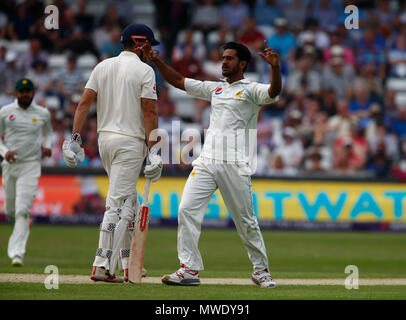 Emerald Headingley, Leeds, Regno Unito. Il 1 giugno, 2018. International Test Match serie cricket, Day 1, tra Inghilterra e Pakistan; Hasan Ali del Pakistan celebra alate conquista per la sua squadra come Egli congeda Alastair Cook di Inghilterra per 46 Credito: Azione Sport Plus/Alamy Live News Foto Stock