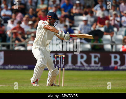 Emerald Headingley, Leeds, Regno Unito. Il 1 giugno, 2018. International Test Match serie cricket, Day 1, tra Inghilterra e Pakistan; Inghilterra apriporta Alastair Cook in corrispondenza della cordonatura Credito: Azione Sport Plus/Alamy Live News Foto Stock