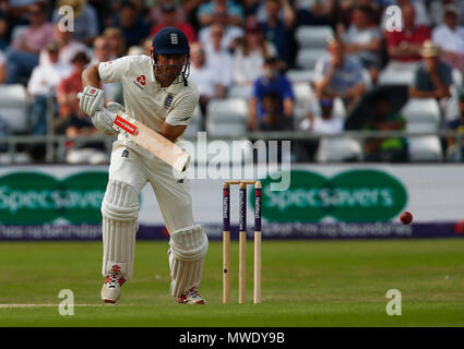 Emerald Headingley, Leeds, Regno Unito. Il 1 giugno, 2018. International Test Match serie cricket, Day 1, tra Inghilterra e Pakistan; Inghilterra apriporta Alastair Cook in corrispondenza della cordonatura Credito: Azione Sport Plus/Alamy Live News Foto Stock