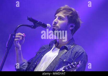 Worm, Germania. Il 1 giugno 2018. Max Giesinger esegue sul palco. Il tedesco il cantante-cantautore Max Giesinger eseguita dal vivo sul RPR1 palcoscenico al primo giorno DEL LAND RENANIA-PALATINATO-Tag 2018. Credito: Michael Debets/Alamy Live News Foto Stock