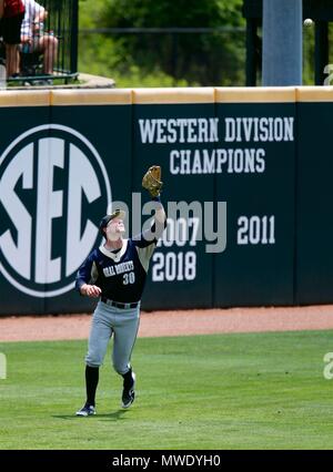 In Arizona, Stati Uniti d'America. Il 1 giugno 2018. ORU outfielder Jack Rosenberg #30 si sposta sotto una sfera di Mosca. Arkanasas sconfitto ORU 10-2 in NCAA Fayetteville regionale di Baseball a Baum Stadium di Fayetteville, AR, Richey Miller/CSM Credito: Cal Sport Media/Alamy Live News Foto Stock