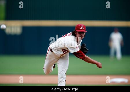 In Arizona, Stati Uniti d'America. Il 1 giugno 2018. Arkansas a partire lanciatore Blaine Knight #16 giunge alla piastra con un passo. Arkanasas sconfitto ORU 10-2 in NCAA Fayetteville regionale di Baseball a Baum Stadium di Fayetteville, AR, Richey Miller/CSM Credito: Cal Sport Media/Alamy Live News Foto Stock