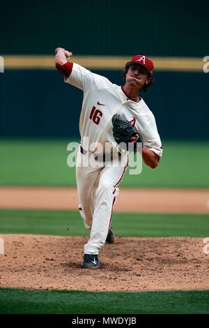 In Arizona, Stati Uniti d'America. Il 1 giugno 2018. Arkansas a partire lanciatore Blaine Knight #16 giunge alla piastra con un passo. Arkanasas sconfitto ORU 10-2 in NCAA Fayetteville regionale di Baseball a Baum Stadium di Fayetteville, AR, Richey Miller/CSM Credito: Cal Sport Media/Alamy Live News Foto Stock