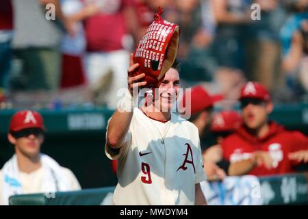 In Arizona, Stati Uniti d'America. Il 1 giugno 2018. Jax Biggers #9 attende l'arrivo del home run hitter con il cappello di porco.Arkanasas sconfitto ORU 10-2 in NCAA Fayetteville regionale di Baseball a Baum Stadium di Fayetteville, AR, Richey Miller/CSM Credito: Cal Sport Media/Alamy Live News Foto Stock