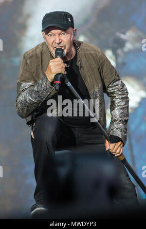 Torino Italia. Dal 01 giugno 2018. Il cantante rock italiano-cantautore Vasco Rossi suona dal vivo sul palco a Stadio Olimpico Grande Torino" nella prima data di "Non Stop Live Tour 2018' Credit: Rodolfo Sassano/Alamy Live News Foto Stock