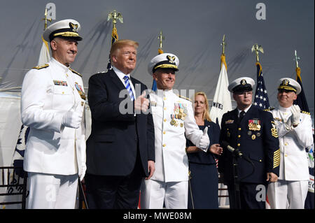 Washington, Stati Uniti d'America. Il 1 giugno 2018. Stati Uniti Presidente Donald Trump partecipa NEGLI STATI UNITI Coast Guard di cambiamento di cerimonia di comando come Adm. Paolo F. Zukunft (3-L) è dispensato da ADM. Karl L. Schultz (L) come comandante.Il 1 giugno 2018 presso l'U.S. Quartier generale della Guardia costiera in Washington, DC. Credito: Olivier Douliery/Piscina via CNP | Utilizzo di credito in tutto il mondo: dpa picture alliance/Alamy Live News Foto Stock