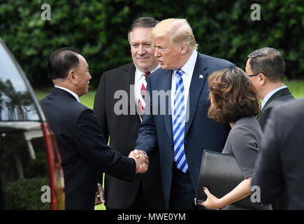 Washington, Stati Uniti d'America. Il 1 giugno 2018. Il presidente statunitense Donald Trump scuote le mani con Kim Yong Chol, ex nord coreano di intelligence militare e capo uno dei leader Kim Jong delle Nazioni Unite più stretti collaboratori, come Segretario di Stato Mike Pompeo guarda al di fuori dell'Ufficio Ovale della Casa Bianca a Washington venerdì 1 giugno 2018. Credito: Olivier Douliery/Piscina via CNP /MediaPunch Credito: MediaPunch Inc/Alamy Live News Foto Stock