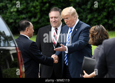 Washington, Stati Uniti d'America. Il 1 giugno 2018. Il presidente statunitense Donald Trump scuote le mani con Kim Yong Chol, ex nord coreano di intelligence militare e capo uno dei leader Kim Jong delle Nazioni Unite più stretti collaboratori, come Segretario di Stato Mike Pompeo guarda al di fuori dell'Ufficio Ovale della Casa Bianca a Washington venerdì 1 giugno 2018. Credito: Olivier Douliery/Piscina via CNP /MediaPunch Credito: MediaPunch Inc/Alamy Live News Foto Stock