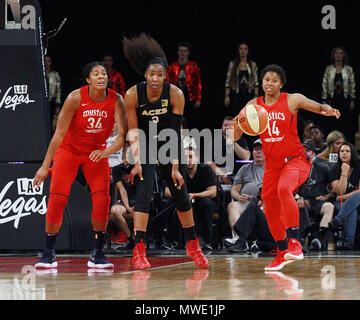 Las Vegas, Nevada, USA. Il 1 giugno, 2018. Kelsey osso # 3 del Las Vegas Aces per disputare una sfera sciolto contro il Krystal Thomas #34 e Tierra Ruffin-Pratt # 14 del Washington Mystics durante il Las Vegas Aces prima WNBA vincere il 1 giugno 2018 al Mandalay Bay Events Centre di Las Vegas, Nevada. Credito: Marcel Thomas/ZUMA filo/Alamy Live News Foto Stock