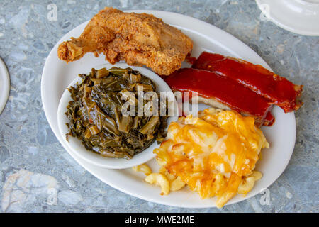 Pollo fritto, costate di manzo e maccheroni e formaggio a Sylvia di Harlem, a New York City, Stati Uniti d'America Foto Stock