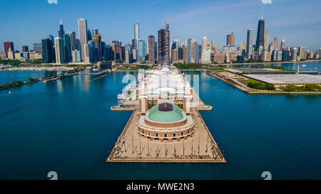 Il Navy Pier e sullo skyline di Chicago, Chicago, IL, Stati Uniti d'America Foto Stock