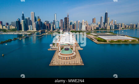 Il Navy Pier e sullo skyline di Chicago, Chicago, IL, Stati Uniti d'America Foto Stock
