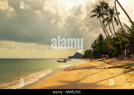 Mattina sulla spiaggia di Bang Po. Isola di Samui. Thailandia. Foto Stock