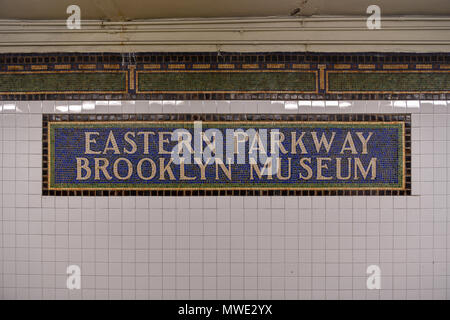 New York City - Aprile 27, 2018: Eastern Parkway - Brooklyn Museum La stazione della metropolitana di New York City. Foto Stock