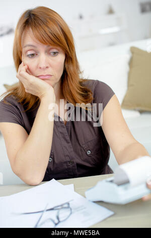 Donna disperata sofferenza lo stress facendo domestico documenti contabili Foto Stock