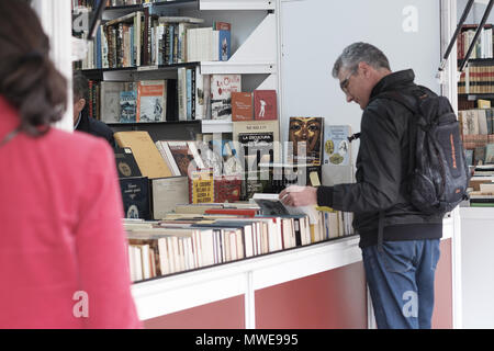 Xlii antichi e usate la Fiera del libro in Paseo de Recoletos di Madrid in Spagna, che va dal 27 aprile fino al 15 maggio 2018. Dotato di: atmosfera dove: Madrid La Comunità di Madrid, Spagna Quando: 30 Apr 2018 Credit: Oscar Gonzalez/WENN.com Foto Stock