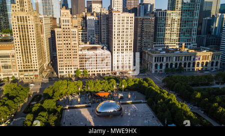 Cloud Gate o il fagiolo scultura, il Millennium Park, Chicago, IL, Stati Uniti d'America Foto Stock