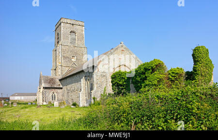 Una vista della chiesa parrocchiale di San Giovanni a Waxham, Norfolk, Inghilterra, Regno Unito, Europa. Foto Stock