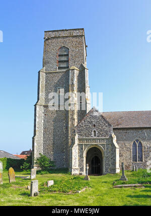 Una vista del portico sud e la torre della chiesa di San Giovanni a Waxham, Norfolk, Inghilterra, Regno Unito, Europa. Foto Stock