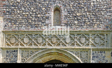 Dettagli architettonici nel sud porticato della chiesa di San Giovanni a Waxham, Norfolk, Inghilterra, Regno Unito, Europa. Foto Stock