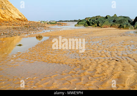 Una vista della spiaggia e importati rock mare difese a Happisburgh, Norfolk, Inghilterra, Regno Unito, Europa. Foto Stock