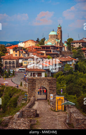 Bellissima vista sulla città vecchia con una tradizionale architettura di Veliko Tarnovo su una soleggiata giornata estiva in Bulgaria Foto Stock