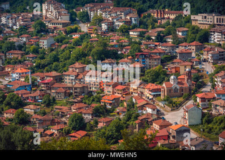Bellissima vista sulla città vecchia con una tradizionale architettura di Veliko Tarnovo su una soleggiata giornata estiva in Bulgaria Foto Stock
