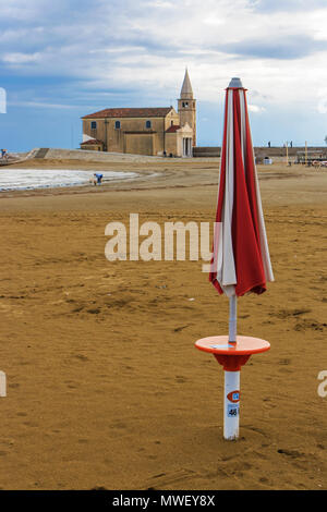 Una spiaggia del Mare Adriatico in Italia nella tarda estate Foto Stock