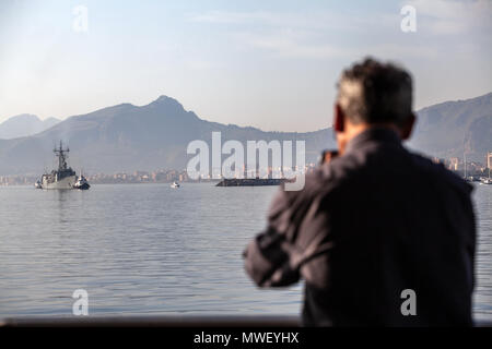 Palermo, le fasi dello sbarco del 592 migranti al porto di Palermo dalla nave spagnola Numancia. Foto Stock