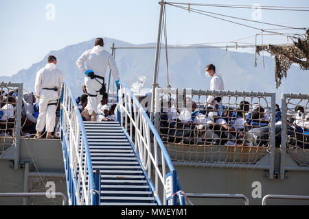 Palermo, le fasi dello sbarco del 592 migranti al porto di Palermo dalla nave spagnola Numancia. Foto Stock