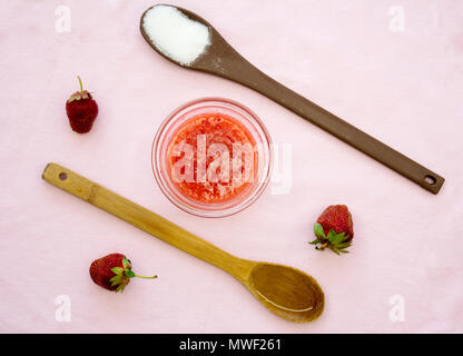 Scrub alle labbra di fragola fatto a casa Foto Stock