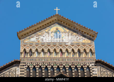 La facciata della cattedrale di St Andrew in Amalfi. Italia Foto Stock