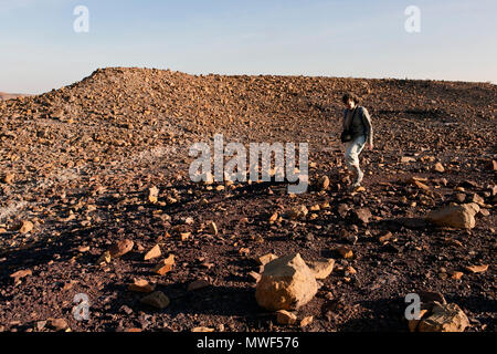 Donna che cammina nella montagna bruciata area Damaraland Twyfelfontein Namibia Foto Stock