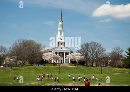 Gli studenti giocano sul prato presso l'Università del Maryland Memorial Chapel, College Park, Maryland, Stati Uniti d'America, in primavera Foto Stock