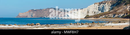 Spiaggia di sabbia sotto la famosa bianca scogliera, chiamato 'Scala dei Turchi", in Sicilia, vicino a Agrigento, Italia. Quattro scatti stitch ad alta risoluzione. Foto Stock