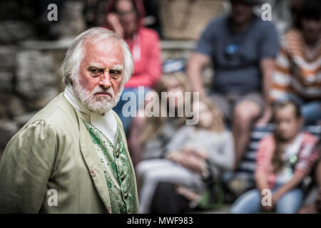 Effetto - Un dramma amatoriale gruppo in una performance al Giardino Trebah anfiteatro in Cornovaglia. Foto Stock