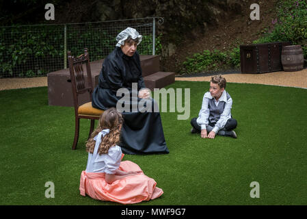 Deliberando - Gweek i giocatori in una performance dei pirati di Trebah a Trebah anfiteatro del giardino in Cornovaglia. Foto Stock