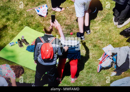 Close up (screenshot) di un editing di foto in errore su un gigapixel immagine creata da Huggity.com per CNN.com del Royal Wedding nel maggio 2018. (Vedere note) Foto Stock