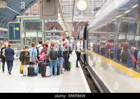 I passeggeri di salire a bordo di un treno alla stazione ferroviaria internazionale di St Pancras Eurostar, Euston Road, Kings Cross, London, Regno Unito Foto Stock