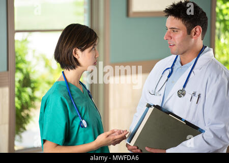 Il team di diversi fornitori di servizi sanitari. Foto Stock