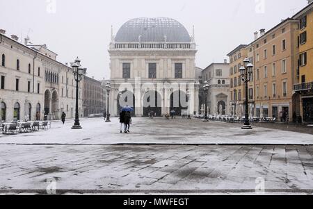 Piazza rinascimentale "Loggia' durante una nevicata. Sullo sfondo Palazzo Loggia' la comunali della città sede del consiglio. Brescia, Italia. Foto Stock