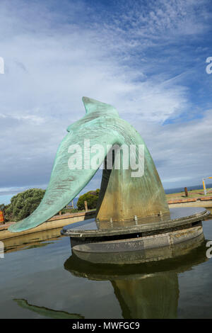 Racconto di balena statua nel centro di esseri umani, giardino percorso turistico, sud africa Foto Stock